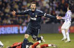 开云体育下载-空中补篮，欧冠决赛夜，篮球少年上演跨界绝杀