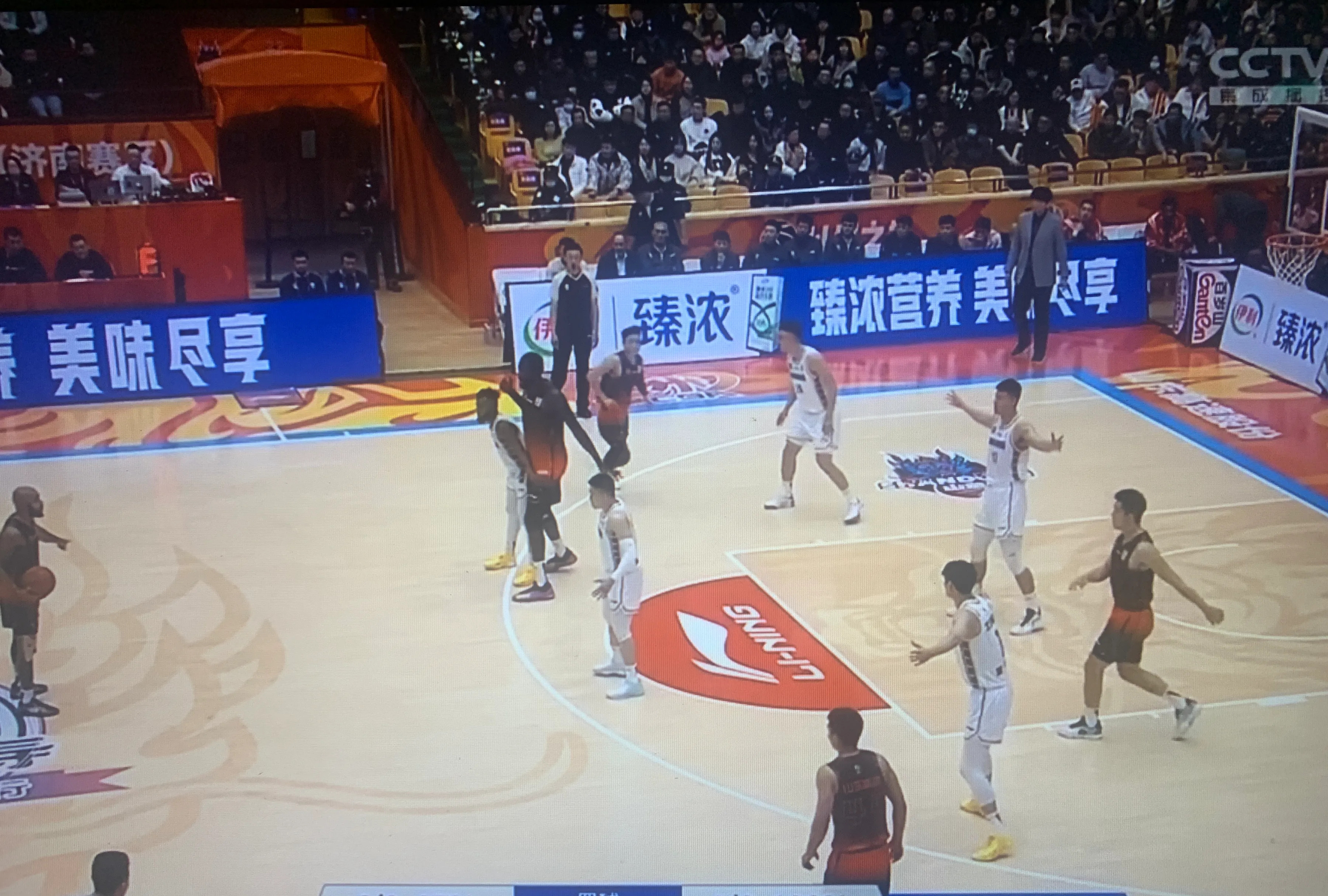 广东宏远与山东男篮上演激烈对决，胜者难分伯仲的简单介绍