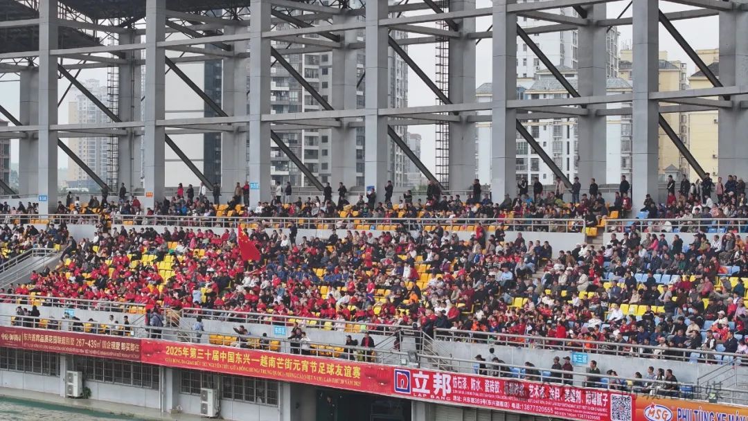 包含足球场边气氛热烈，球迷热情高涨的词条