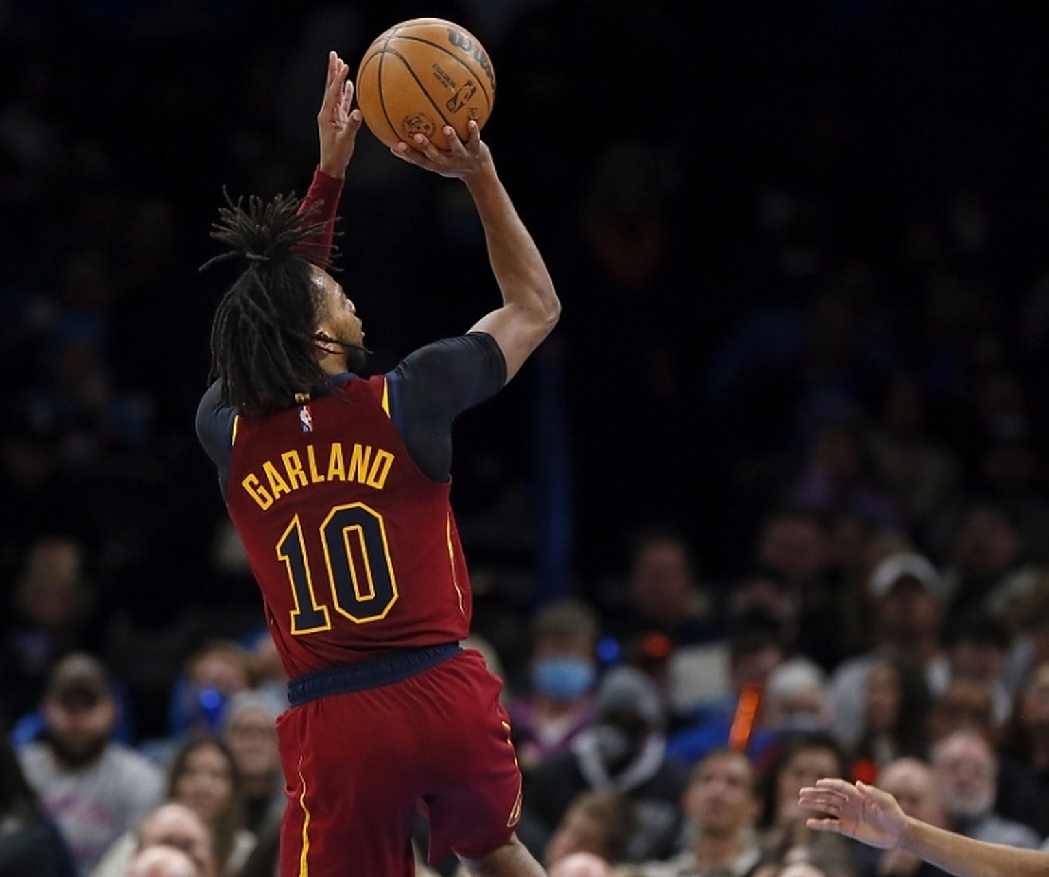 老鹰战胜黄蜂，取得季后赛席位