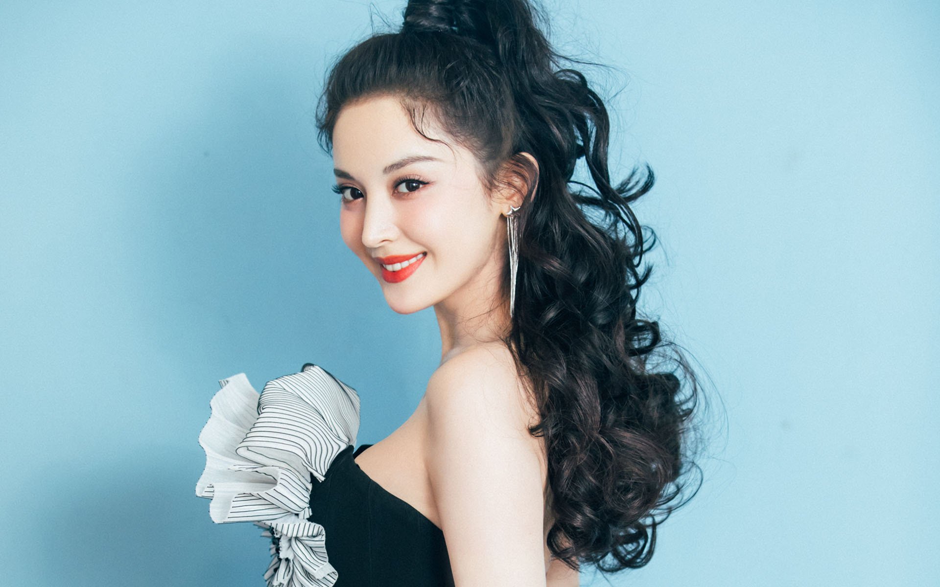 太阳、勇士与第三位巨人，当约基奇的存在感穿透屏幕